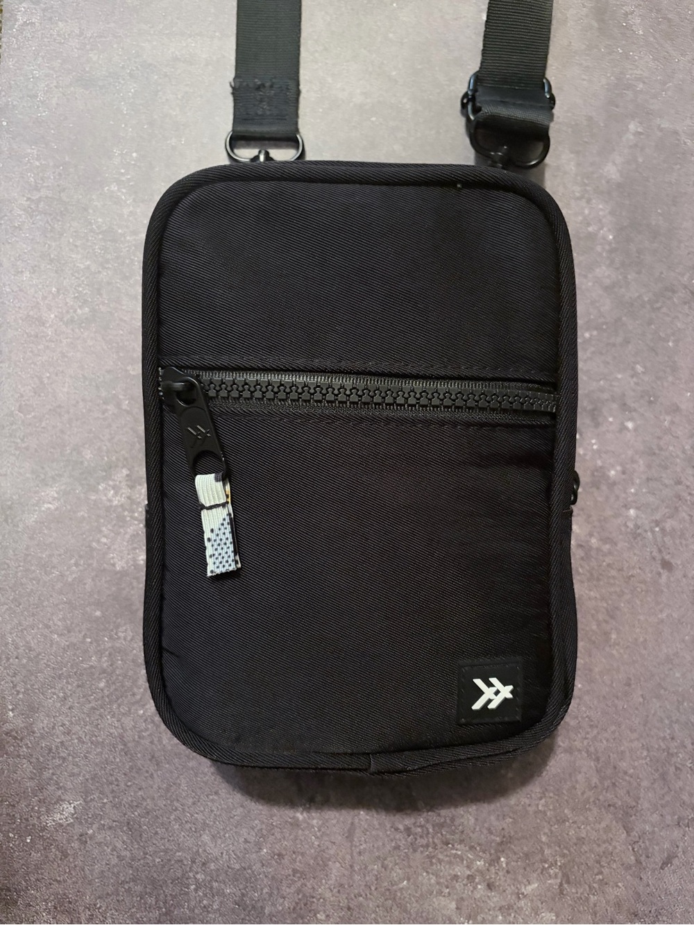 EUC Thread Wallets Crossbody in black